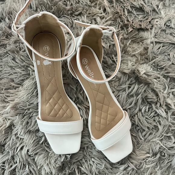 WHITE STRAP SANDALS 8.5 - Picture 3 of 6